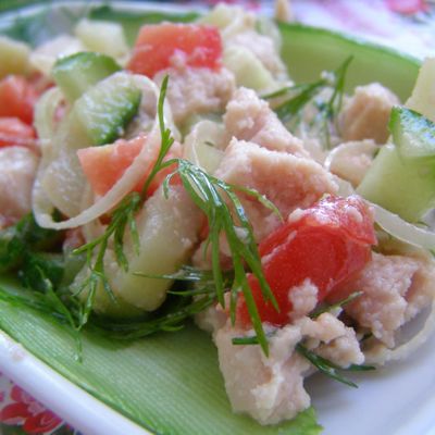 Для весенней поры такая еда в самый раз: рецепт вкусного салата с авокадо, овощами и печенью минтая